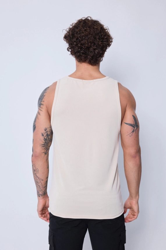 Strak geribbeld tanktopje dat het silhouet omsluit en het lichaam flatteert