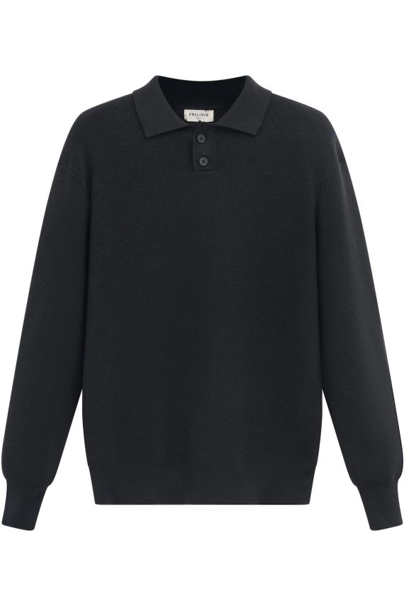 Gebreide trui met inkeping in de kraag en twee knopen