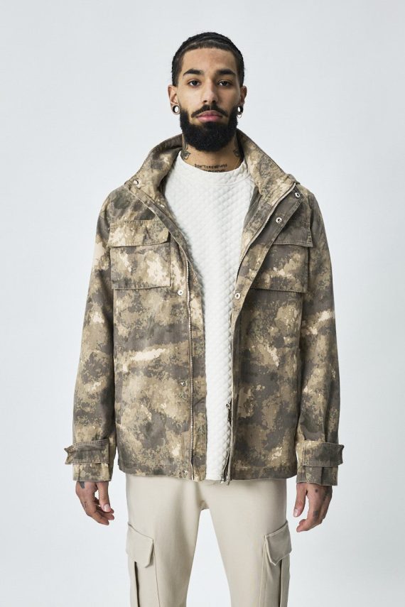 Camouflage windjack met capuchon